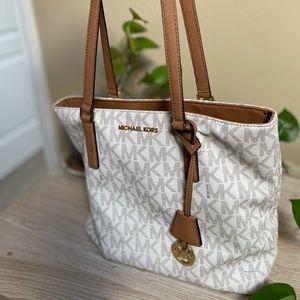 Micheal Kors Vanilla/Acorn Tote Purse